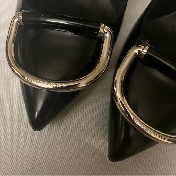 Burberry Flanagan Black Patent Leather
Silver D-Ring Heeled Pumps Size 9 (39) - Picture 9 of 13